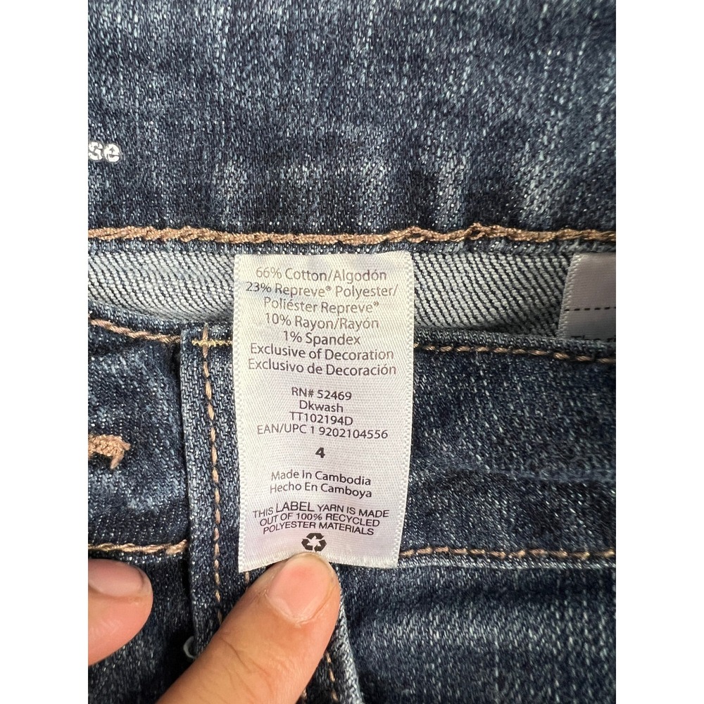 Time and Tru Denim Shorts Womens 4 Blue Mid-Rise Distressed Raw Hem Dark Wash - Picture 11 of 15